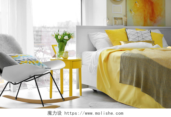 现代装修的卧室舒适的软床与枕头在现代房间里